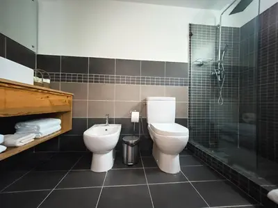 a bathroom with a toilet and a sink and a shower at 104 PL - Elegante y moderno, posición perfecta in La Laguna