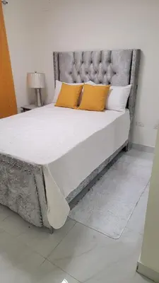 a bedroom with a large bed with yellow pillows at Klinda Luxury Home Apartament Mi Casa es tu Casa in Mendoza