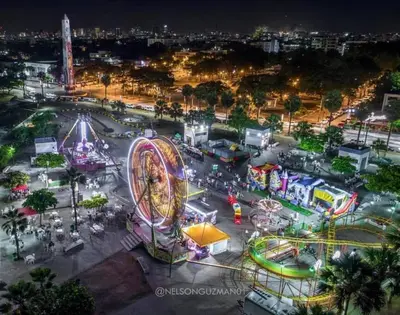 an amusement park at night with a roller coaster at Apartmento en el corazón de la ciudad con piscina infinita y vista al mar in Santo Domingo