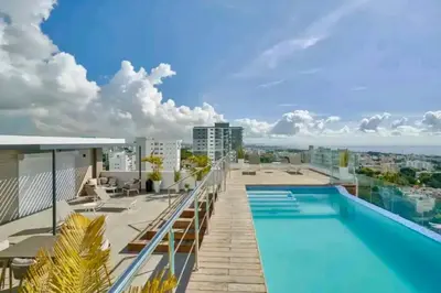 a swimming pool on the roof of a building at Apartmento en el corazón de la ciudad con piscina infinita y vista al mar in Santo Domingo