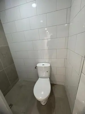 a bathroom with a white toilet in a stall at Apartamento santo domingo este in Juan López