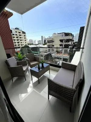 a balcony with chairs and a table and a view of a city at Acogedor y exclusivo Apt en el gran Santo Domingo in Santo Domingo