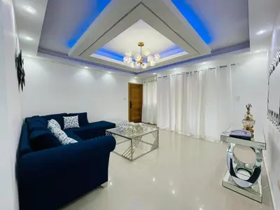 a living room with blue ceilings and a blue ceiling at Lujos apartamentos Res Colinas 3 1er Piso con Terraza in El Palmar