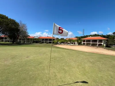 a flag in the middle of a golf course at Disfruta momentos inolvidables in Santo Domingo