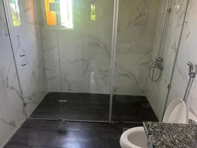 a bathroom with a shower and a toilet at Casa las Américas in La Alianza