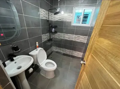 a bathroom with a toilet and a sink at Apartamento lujoso y cómodo in Santo Domingo