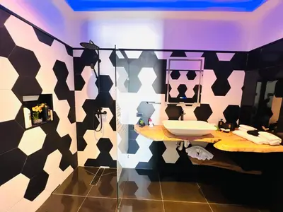 a bathroom with a black and white wall at Casa B&W, Villa luxueuse Exceptionnelle, 8 personnes, à 1 min de la plage in Las Galeras