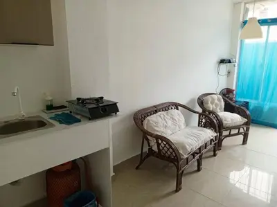 a living room with two chairs and a sink at Acogedor apartamento entero in Mandinga