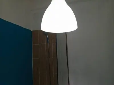a lamp in the corner of a room with a shower at Acogedor apartamento entero in Mandinga