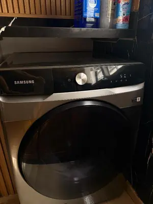 a microwave sitting on top of a stove at Hermoso apartamento in Santo Domingo