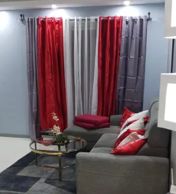 a living room with a couch and red curtains at Hermoso apartamento in Santo Domingo