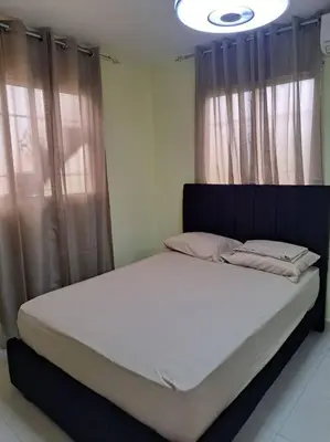a large bed in a room with a window at Encantador Apartamento Pequeño in Hornillo