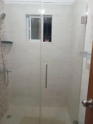 a shower with a glass door in a bathroom at apartamento 3 habitaciones 15 minutos aeropuerto las america in San Isidro