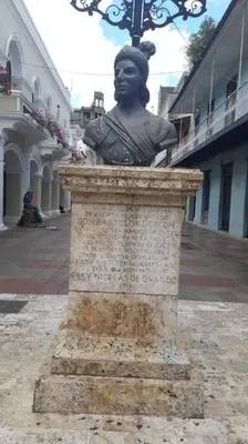 a statue of a woman sitting on a ledge at Encantador Apartamento con agua caliente in Los Paredones