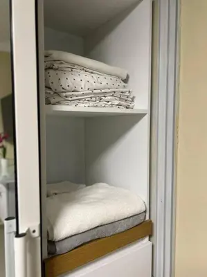a closet filled with white sheets and towels at Apartamento Lujoso En San Pedro de Macoris in San Pedro de Macorís