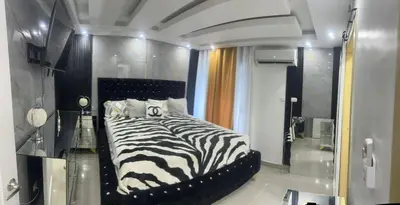 a zebra print bed in a room with a glass wall at Amplio y Acogedor Apartamento Cerca de Todo in Juan López