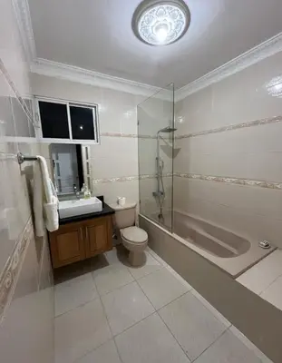 a bathroom with a toilet and a shower and a sink at Encantadora Casa Familiar en Santiago in Santiago de los Caballeros