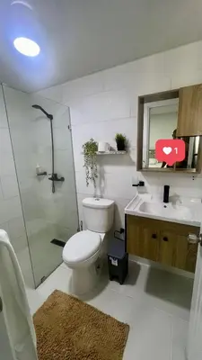 a bathroom with a toilet and a sink and a shower at Hermoso y amplio apartamento de 3 habitaciones y 2 baños ! in San Pedro de Macorís