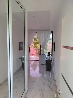 a hallway with a glass door leading to a bathroom at Vacacional las pascualas in Sánchez