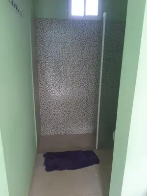 a small bathroom with a shower with a purple towel at Una tarde trankilo in Sabana de Nisibón