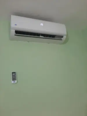 a wall mounted air conditioner in a room at Una tarde trankilo in Sabana de Nisibón