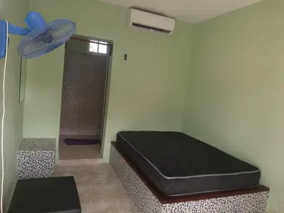 a small room with a bed and a fan at Una tarde trankilo in Sabana de Nisibón