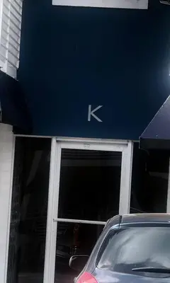 a car parked in front of a building with a k sign at Apartamento in Mendoza