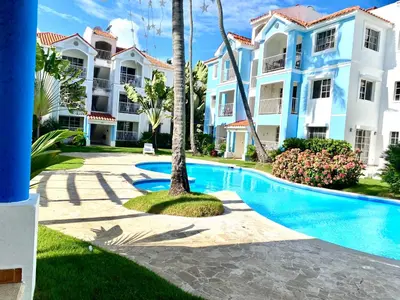 a villa with a swimming pool in a resort at Un Lugar Único y Céntrico RD Los Corales in Punta Cana