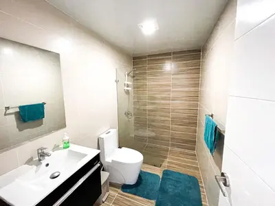 a bathroom with a sink and a toilet and a shower at Acogedor Apartamento con Vista al mar in Juan Dolio