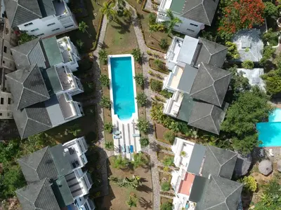 an overhead view of houses and a swimming pool at la fenice un apartamento de ensueño en Las Terrenas playa Punta Popy in Las Terrenas