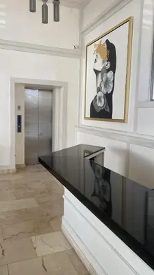 a glass counter in a room with a picture on the wall at Tu guarida in Santo Domingo