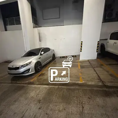 a car parked in a garage with a parking sign at Tu guarida in Santo Domingo