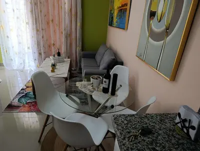 a living room with white chairs and a table at El descanso perfecto in El Cruce