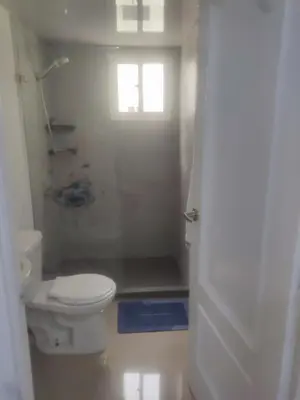a bathroom with a white toilet and a window at El descanso perfecto in El Cruce