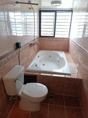 a bathroom with a toilet and a bath tub at acuario residencial 2 in La Viva