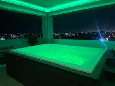 a jacuzzi tub in a room with a view at Apartamento Santo Domingo este in Juan López