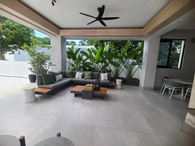 a living room with a couch and a ceiling fan at Lujoso exclusivo próximo monumento in Santiago de los Caballeros