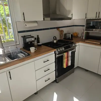a small kitchen with a stove and a sink at Villa del sol in Infiernito