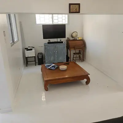 a living room with a coffee table and a flat screen tv at Villa del sol in Infiernito