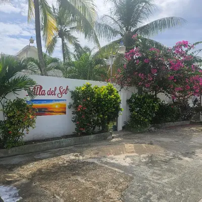 a wall with a sign that says no dog yet at Villa del sol in Infiernito