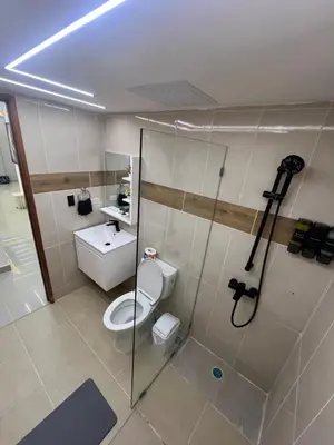 a bathroom with a toilet and a glass shower stall at Apartamento de Lujo in La Estrella