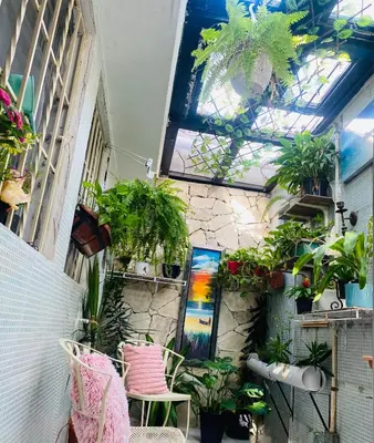 a room with a bunch of plants on the ceiling at Jacqueline in Santo Domingo