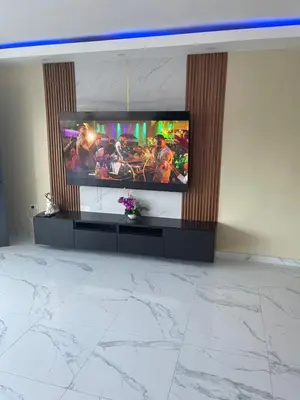 a flat screen tv sitting on a wall at Apartamento in Cancino