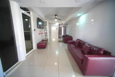 a living room with a couch and chairs in a room at Apartahotel Santo Domingo EsteRD - Aeropuerto Las Americas in La Viva