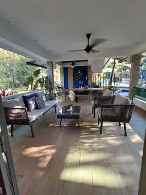 a living room with chairs and a couch and a table at Villa la casita in Villa Altagracia