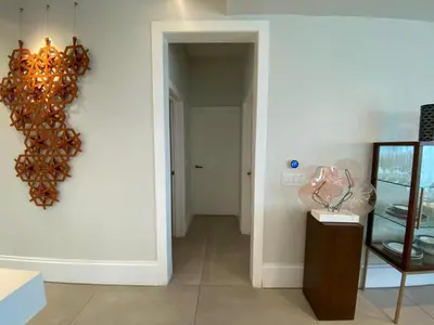 a room with a chandelier on the wall next to a door at Hermoso apartamento en el centro de la coudadt in Santo Domingo