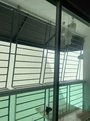 a room with a glass ceiling with a chandelier at Apartamento Bello y Amueblado in Jacagua