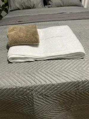 a pair of towels sitting on top of a bed at Habitación a 15min del aeropuerto in La Caleta