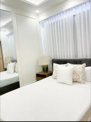 a bedroom with a white bed and a mirror at Apartamento boca chica in Andrés