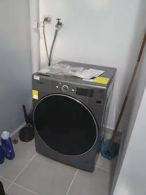 a computer monitor sitting on a floor next to a wall at Cómodo Apartamento en Santiago in Santiago de los Caballeros